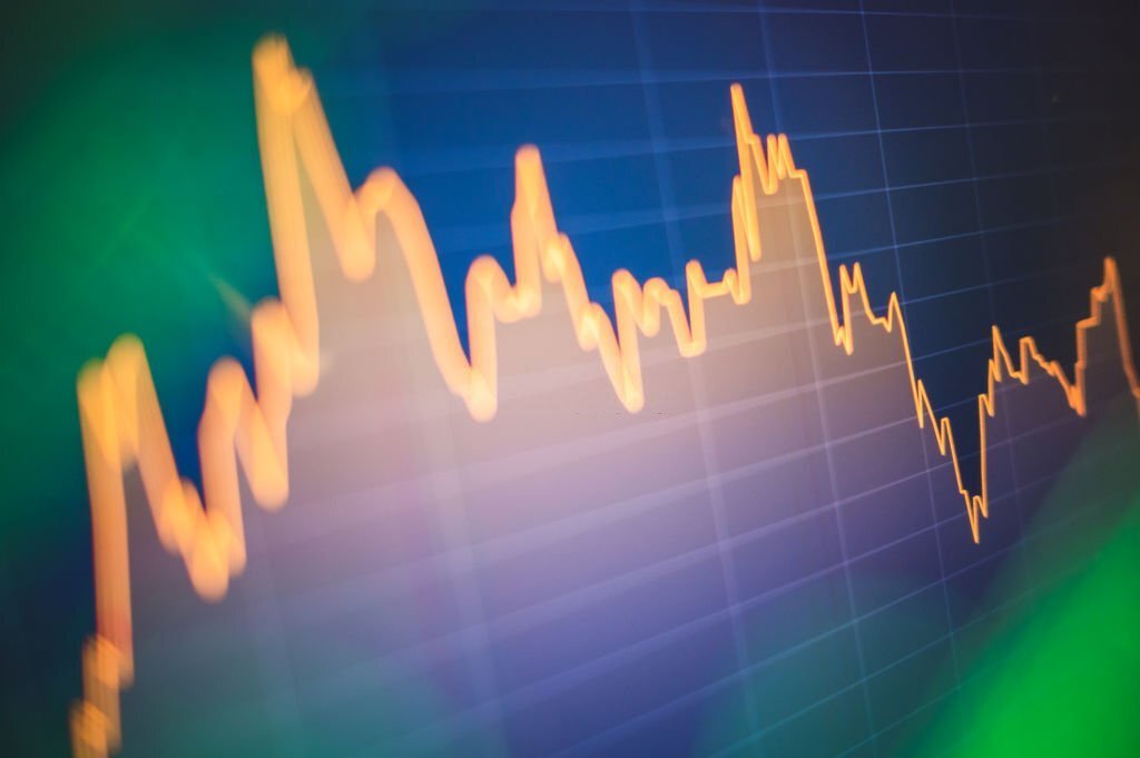 Se você está envolvido nos mercados financeiros, é provável que já tenha ouvido falar do termo "volatilidade do mercado financeiro". A volatilidade é uma das características essenciais dos mercados financeiros, e seu entendimento é fundamental para investidores, traders e analistas. Neste artigo, exploraremos o conceito de volatilidade do mercado financeiro, analisaremos suas causas, consequências e discutiremos estratégias para lidar com mercados voláteis. Aqui está uma tabela completa sobre a volatilidade do mercado financeiro: Características Volatilidade do Mercado Financeiro Definição Medida da variação dos preços dos ativos financeiros em um determinado período de tempo. Causas da Volatilidade Diversos fatores, incluindo eventos econômicos, políticos, notícias, pandemias, mudanças nas taxas de juros, resultados financeiros das empresas, entre outros. Medida da Volatilidade Geralmente é medida pelo desvio padrão dos retornos de um ativo financeiro em relação à sua média histórica. Índices de Volatilidade O Índice de Volatilidade VIX (CBOE Volatility Index) é amplamente utilizado para medir a volatilidade implícita do mercado de ações dos EUA. Impacto da Volatilidade nos Investimentos A volatilidade pode afetar os preços das ações, títulos e outros ativos, impactando o valor das carteiras de investidores. Trading Volatilidade Algumas estratégias de negociação, como opções de negociação e negociação de volatilidade, buscam lucrar com a volatilidade do mercado. Volatilidade em Diferentes Mercados A volatilidade pode variar entre diferentes mercados financeiros, como ações, títulos, câmbio (forex), commodities e criptomoedas. Importância para o Gerenciamento de Risco A volatilidade é um fator-chave no gerenciamento de risco, pois influencia a probabilidade de perdas ou ganhos inesperados. Volatilidade Histórica vs. Volatilidade Implícita A volatilidade histórica é baseada em dados passados, enquanto a volatilidade implícita é derivada do preço atual das opções e reflete as expectativas futuras do mercado. [su_quote class="blockquote { font: 16px italic Georgia, serif; width:450px; padding-left: 70px; padding-top: 18px; padding-bottom: 18px; padding-right: 10px; background-color: #dadada; border-top: 1px solid #ccc; border-bottom: 3px solid #ccc; margin: 5px; background-image: url(http://example.com/wp-content/themes/your-theme/images/gray-georgia.png); background-position: middle left; background-repeat: no-repeat; text-indent: 23px; } blockquote cite { color: #a1a1a1; font-size: 14px; display: block; margin-top: 5px; } blockquote cite:before { content: '\2014 \2009'; }"]Essa tabela fornece uma visão geral abrangente da volatilidade do mercado financeiro, seus fatores, medições e impacto nos investimentos. A volatilidade é um aspecto importante a ser considerado ao tomar decisões de investimento, especialmente para aqueles com maior aversão ao risco. Os investidores devem estar cientes dos riscos associados à volatilidade do mercado e considerá-la em sua estratégia geral de investimento.[/su_quote] Compreendendo a Volatilidade do Mercado A volatilidade do mercado financeiro refere-se à flutuação dos preços dos ativos financeiros em um determinado período. Essa variação de preços pode ocorrer em diferentes ativos, como ações, títulos, commodities e moedas. A medida mais comum para avaliar a volatilidade de um mercado é o desvio padrão dos retornos diários ou semanais, que indica a dispersão dos preços em relação à sua média. Fatores que Influenciam a Volatilidade do Mercado Um dos principais fatores que influenciam a volatilidade do mercado é a incerteza política e econômica. Mudanças nas políticas governamentais, eleições, crises econômicas e eventos geopolíticos podem gerar instabilidade nos mercados financeiros, levando a oscilações bruscas nos preços dos ativos. A falta de clareza sobre o futuro das políticas econômicas e a possibilidade de mudanças repentinas podem aumentar a aversão ao risco por parte dos investidores, resultando em maior volatilidade. Outro fator importante é a divulgação de indicadores econômicos. Anúncios de taxas de juros, inflação, desemprego, crescimento do PIB e outros dados econômicos impactam diretamente a confiança dos investidores e suas expectativas em relação aos mercados. Resultados melhores do que o esperado podem gerar otimismo e impulsionar os preços dos ativos, enquanto resultados piores podem gerar pessimismo e causar quedas acentuadas. Além disso, eventos relacionados a setores específicos da economia também podem influenciar a volatilidade do mercado. Por exemplo, uma crise em um setor como o imobiliário ou o bancário pode ter efeitos em cascata, afetando outras áreas da economia e gerando volatilidade generalizada. Da mesma forma, notícias positivas ou negativas sobre empresas específicas, como resultados trimestrais, fusões e aquisições, escândalos corporativos, entre outros, podem impactar diretamente os preços das ações dessas empresas e, por consequência, a volatilidade do mercado. Além dos fatores externos, a psicologia dos investidores também desempenha um papel importante na volatilidade do mercado. O comportamento de manada, em que os investidores tendem a seguir a tendência dominante do mercado, pode levar a movimentos exagerados e amplificar a volatilidade. O medo, a ganância e as expectativas irracionais também podem influenciar as decisões de compra e venda, levando a movimentos bruscos nos preços dos ativos. Tendências Históricas de Volatilidade do Mercado Ao longo da história, o mercado financeiro tem passado por períodos de alta e baixa volatilidade. Em momentos de alta volatilidade, os preços dos ativos financeiros flutuam de forma significativa, o que pode resultar em grandes ganhos ou perdas para os investidores. Já em períodos de baixa volatilidade, os preços tendem a se mover de forma mais estável e previsível. Um exemplo marcante de alta volatilidade ocorreu durante a crise financeira de 2008. A quebra do banco de investimentos Lehman Brothers nos Estados Unidos desencadeou uma série de eventos que abalaram os mercados financeiros globais. Os preços das ações despencaram, os índices de volatilidade dispararam e muitos investidores perderam grandes quantidades de dinheiro. Esse episódio demonstrou como eventos inesperados podem desencadear períodos de alta volatilidade no mercado. No entanto, também é importante ressaltar que períodos de baixa volatilidade também são comuns. Durante períodos de estabilidade econômica e política, os preços dos ativos financeiros tendem a se mover de forma mais previsível. Isso pode ser observado em momentos de crescimento econômico sustentado, quando os investidores se sentem mais confiantes em relação ao futuro e estão dispostos a assumir menos riscos. Além disso, é interessante notar como a volatilidade do mercado pode variar entre diferentes classes de ativos financeiros. Por exemplo, o mercado de ações tende a ser mais volátil do que o mercado de títulos, devido à natureza dos investimentos envolvidos. Enquanto as ações representam participação acionária em empresas, os títulos são considerados investimentos de renda fixa, com retornos mais estáveis. Para os investidores, compreender as tendências históricas de volatilidade do mercado é essencial para tomar decisões informadas. Ao analisar como a volatilidade tem se comportado ao longo do tempo, é possível identificar padrões e tendências que podem auxiliar na tomada de decisões de investimento. Além disso, é importante diversificar a carteira de investimentos, incluindo ativos com diferentes níveis de volatilidade, a fim de reduzir os riscos associados. Importância da Volatilidade do Mercado Financeiro A importância da volatilidade do mercado financeiro reside no fato de que ela fornece informações valiosas sobre o comportamento dos investidores e a saúde da economia. Quando o mercado está volátil, os preços dos ativos podem flutuar significativamente em curtos períodos de tempo, o que pode representar tanto oportunidades quanto desafios para os investidores. Uma das principais razões pelas quais a volatilidade é tão importante é que ela afeta diretamente o retorno dos investimentos. Quando o mercado está volátil, os investidores podem aproveitar as oscilações de preços para comprar ativos a preços mais baixos e vendê-los a preços mais altos, obtendo lucros significativos. Por outro lado, a volatilidade também pode levar a perdas substanciais, especialmente para aqueles que não estão preparados para lidar com a incerteza e o risco. Além disso, a volatilidade do mercado financeiro também desempenha um papel fundamental na tomada de decisões dos investidores. Ela pode influenciar as estratégias de investimento, levando os investidores a adotarem abordagens mais conservadoras ou mais agressivas, dependendo do nível de volatilidade presente no mercado. Por exemplo, em períodos de alta volatilidade, os investidores tendem a buscar ativos considerados mais seguros, como títulos do governo, em detrimento de ativos mais arriscados, como ações. Outro aspecto importante da volatilidade do mercado financeiro é o seu impacto na economia como um todo. A volatilidade pode refletir incertezas políticas, econômicas e sociais, afetando a confiança dos investidores e, consequentemente, o crescimento econômico. Quando o mercado está volátil, os investidores podem se tornar mais cautelosos, adiando investimentos e reduzindo o consumo, o que pode levar a uma desaceleração econômica. Riscos e Oportunidades em um Mercado Volátil Os riscos são inerentes a qualquer empreendimento, mas em um mercado volátil, eles podem se intensificar. Flutuações bruscas nos preços, mudanças nas políticas governamentais, crises econômicas e eventos imprevistos são apenas alguns exemplos dos riscos que as empresas enfrentam nesse cenário. Essas incertezas podem afetar a demanda, a oferta, a rentabilidade e até mesmo a sobrevivência de um negócio. Por outro lado, um mercado volátil também pode apresentar oportunidades únicas. Empresas que conseguem antecipar e adaptar-se rapidamente às mudanças podem obter vantagens competitivas significativas. A volatilidade pode abrir espaço para a entrada de novos concorrentes, o lançamento de produtos inovadores e a exploração de nichos de mercado até então negligenciados. Além disso, a capacidade de tomar decisões ágeis e corajosas pode levar a ganhos expressivos em momentos de recuperação econômica. Para lidar com os riscos e aproveitar as oportunidades em um mercado volátil, é fundamental adotar uma abordagem estratégica. A gestão de riscos deve ser uma prioridade, com a identificação e a avaliação dos riscos potenciais, seguidas da implementação de medidas para mitigá-los. Isso envolve a diversificação de investimentos, a análise de cenários e a adoção de estratégias de proteção financeira, como seguros e hedge. Além disso, é importante estar atento às mudanças no ambiente de negócios e às tendências do mercado. Acompanhar de perto indicadores econômicos, políticas governamentais e movimentos da concorrência pode ajudar a antecipar riscos e identificar oportunidades. Manter-se atualizado e buscar informações relevantes é essencial para tomar decisões informadas e estratégicas. Por fim, é necessário desenvolver uma cultura organizacional que valorize a flexibilidade e a adaptabilidade. Empresas que possuem estruturas hierárquicas rígidas e processos burocráticos podem ter dificuldades em responder rapidamente às mudanças. Promover a inovação, a criatividade e o pensamento empreendedor dentro da organização pode ser um diferencial para enfrentar os desafios de um mercado volátil. Estratégias Para Navegar em Mercados Voláteis Uma das estratégias mais importantes para navegar em mercados voláteis é a diversificação. Ao distribuir seus investimentos em diferentes setores, classes de ativos e regiões geográficas, você reduz o risco de ser impactado negativamente por eventos específicos que possam afetar um setor ou empresa em particular. Dessa forma, mesmo que alguns de seus investimentos sofram perdas, outros podem se beneficiar e equilibrar sua carteira. Outra estratégia importante é ter uma abordagem de longo prazo. Em vez de se deixar levar pelas flutuações diárias do mercado, é essencial manter uma visão de longo prazo e focar nos fundamentos das empresas em que você está investindo. A volatilidade de curto prazo pode ser apenas ruído no mercado, mas, ao adotar uma perspectiva de longo prazo, você pode identificar oportunidades de investimento sólidas e evitar tomar decisões precipitadas com base em movimentos de curto prazo. Além disso, é fundamental ter uma estratégia de gerenciamento de riscos bem definida. Isso envolve estabelecer limites de perda e lucro antes de entrar em uma negociação e aderir a esses limites, independentemente das flutuações do mercado. Ao definir esses limites, você se protege contra perdas excessivas e evita a tentação de tomar decisões emocionais com base em movimentos de curto prazo. Outra estratégia útil é estar atento às notícias e eventos econômicos que podem afetar os mercados. A volatilidade muitas vezes é impulsionada por eventos imprevistos ou mudanças nas políticas econômicas. Ao se manter informado sobre esses eventos, você pode antecipar possíveis impactos nos mercados e ajustar sua estratégia de investimento de acordo. Por fim, é importante lembrar que a volatilidade também pode trazer oportunidades. Em momentos de alta volatilidade, os preços das ações podem cair significativamente, criando oportunidades de compra atraentes para investidores de longo prazo. Portanto, em vez de temer a volatilidade, é essencial estar preparado para aproveitar essas oportunidades e investir com sabedoria. 9. Volatilidade do Mercado Financeiro FAQs 9.1. O que é volatilidade implícita? A volatilidade implícita é uma medida da volatilidade futura esperada pelos investidores. É frequentemente usada no mercado de opções, onde os preços das opções são afetados pelas expectativas de volatilidade futura do ativo subjacente. 9.2. Como a volatilidade afeta os investidores de longo prazo? A volatilidade pode causar flutuações significativas nos preços dos ativos, o que pode ser preocupante para investidores de longo prazo. No entanto, os investidores de longo prazo geralmente têm uma visão mais ampla e podem aproveitar as oportunidades que surgem em mercados voláteis. 9.3. Quais são os principais indicadores de volatilidade? Existem vários indicadores utilizados para medir a volatilidade, como o Índice de Volatilidade (VIX), o desvio padrão dos retornos, as Bandas de Bollinger e outros indicadores técnicos. 9.4. Como a volatilidade afeta o mercado de câmbio? A volatilidade no mercado de câmbio é influenciada por fatores econômicos, políticos e fluxos de capital. Ela pode levar a mudanças rápidas nas taxas de câmbio, o que pode ser tanto uma oportunidade quanto um desafio para os participantes do mercado. 9.5. Qual é a relação entre risco e volatilidade? A volatilidade é frequentemente usada como uma medida de risco. Quanto maior a volatilidade, maior a incerteza em torno dos movimentos de preços futuros e, portanto, maior o risco percebido. 9.6. Como os traders lucram com a volatilidade? Traders experientes podem lucrar com a volatilidade por meio de estratégias como negociação de opções, operações de curto prazo, arbitragem e outras técnicas de trading que se beneficiam de movimentos de preços rápidos e acentuados. 9.7. A volatilidade é sempre prejudicial para os mercados? Embora a volatilidade possa ser preocupante e apresente riscos, ela também é essencial para a eficiência e liquidez dos mercados financeiros. Algum grau de volatilidade é necessário para que os preços dos ativos reflitam adequadamente as condições do mercado. 9.8. Quais são os setores mais afetados pela volatilidade? Setores com empresas de crescimento rápido, startups e indústrias altamente regulamentadas tendem a ser mais sensíveis à volatilidade, já que mudanças nas perspectivas podem levar a grandes oscilações nos preços das ações. 9.9. Como reduzir o impacto da volatilidade em um portfólio de investimentos? Diversificar o portfólio, investir em ativos com baixa correlação e adotar estratégias de hedge são algumas das maneiras de reduzir o impacto da volatilidade em um portfólio de investimentos. 9.10. A volatilidade pode ser prevista? Embora seja difícil prever a volatilidade com precisão, existem modelos estatísticos e análises técnicas que podem fornecer insights sobre a probabilidade de eventos voláteis no futuro. 10. Conclusion A volatilidade do mercado financeiro é uma característica intrínseca dos mercados e exerce um papel importante na formação dos preços dos ativos. Para investidores e traders, compreender a volatilidade é essencial para tomar decisões informadas, gerenciar riscos e aproveitar oportunidades. Embora a volatilidade possa apresentar desafios, ela também é fundamental para a eficiência e a funcionalidade dos mercados financeiros. Se você está interessado em aprender mais sobre o assunto, explore os diversos recursos disponíveis sobre volatilidade do mercado financeiro. Com conhecimento e estratégia, é possível navegar com sucesso em ambientes voláteis e alcançar seus objetivos financeiros.